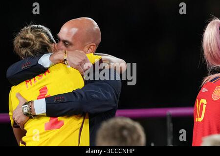 20. August 2023, Sydney, New South Wales, Australien: Torhüterin MISA RODRIGUEZ #1 von Spanien wird während der ursprünglichen Trophäenzeremonie nach dem Endspiel zwischen Spanien und England bei der Frauen-Weltmeisterschaft FIFA 2023 im Accor Stadium, Sydney, New South Wales, Australien, von LUIS RUBIALES, Präsident des Königlichen Spanischen Fußballverbandes, umarmt. am 20. August 23...Final Match Spam 1:0 England (Credit Image: © Julieta Ferrario/ZUMA Press Wire) Stockfoto
