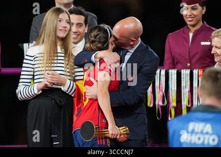 20. August 2023, Sydney, New South Wales, Australien: AITANA BONMATI #6 von Spanien wird von LUIS RUBIALES, Präsident des Königlichen Spanischen Fußballverbandes, während der ursprünglichen Trophäenzeremonie nach dem Endspiel zwischen Spanien und England bei der Frauen-Weltmeisterschaft FIFA 2023 im Accor Stadium, Sydney, New South Wales, Australien, umarmt. am 20. August 23...Final Match Spam 1:0 England (Credit Image: © Julieta Ferrario/ZUMA Press Wire) Stockfoto
