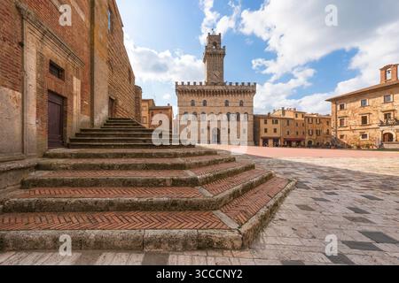 Piazza Grande und Palazzo Comunale, Rathaus von Montepulciano. Die Kirchentreppe im Vordergrund. Niemand auf dem Platz, Val di Chiana oder Valdichiana te Stockfoto