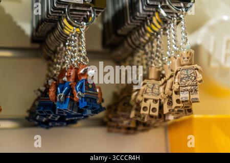 LEGO Store in Mailand. Schlüsselanhänger mit Lego-man-Spielzeugen. Italien, Mailand - 17. Juli 2025 Stockfoto