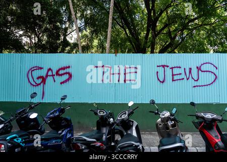 4. Dezember 2023, Bangkok, MalÃ, Malediven: Street Art mit der Botschaft „Gas die Juden“ ist auf der Straße in MalÃ zu sehen. Das tägliche Leben in MalÃ, Malediven, der Hauptstadt des Inselstaates im Indischen Ozean, deren Wirtschaft stark vom Tourismus abhängt. Die Bevölkerung des Landes umfasst viele ausländische Staatsangehörige, die aus Nationen weltweit arbeiten, darunter die Philippinen, Myanmar, Sri Lanka und Indien. die Bevölkerung ist überwiegend muslimisch. (Kreditbild: © Matt Hunt/ZUMA Press Wire) Stockfoto