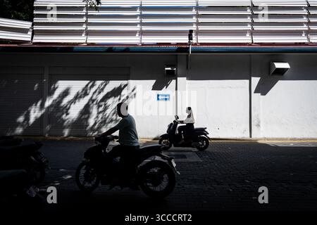 4. Dezember 2023, Bangkok, MalÃ, Malediven: Menschen fahren Motorräder auf der Straße in MalÃ. Das tägliche Leben in MalÃ, Malediven, der Hauptstadt des Inselstaates im Indischen Ozean, deren Wirtschaft stark vom Tourismus abhängt. Die Bevölkerung des Landes umfasst viele ausländische Staatsangehörige, die aus Nationen weltweit arbeiten, darunter die Philippinen, Myanmar, Sri Lanka und Indien. die Bevölkerung ist überwiegend muslimisch. (Kreditbild: © Matt Hunt/ZUMA Press Wire) Stockfoto