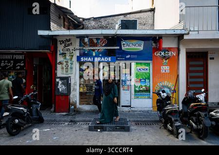 4. Dezember 2023, Bangkok, MalÃ, Malediven: Ein Supermarkt an der Ecke in MalÃ. Das tägliche Leben in MalÃ, Malediven, der Hauptstadt des Inselstaates im Indischen Ozean, deren Wirtschaft stark vom Tourismus abhängt. Die Bevölkerung des Landes umfasst viele ausländische Staatsangehörige, die aus Nationen weltweit arbeiten, darunter die Philippinen, Myanmar, Sri Lanka und Indien. die Bevölkerung ist überwiegend muslimisch. (Kreditbild: © Matt Hunt/ZUMA Press Wire) Stockfoto