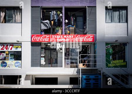 4. Dezember 2023, Bangkok, MalÃ, Malediven: Ein Supermarkt, der in einen Apartmentkomplex in MalÃ gebaut wurde. Das tägliche Leben in MalÃ, Malediven, der Hauptstadt des Inselstaates im Indischen Ozean, deren Wirtschaft stark vom Tourismus abhängt. Die Bevölkerung des Landes umfasst viele ausländische Staatsangehörige, die aus Nationen weltweit arbeiten, darunter die Philippinen, Myanmar, Sri Lanka und Indien. die Bevölkerung ist überwiegend muslimisch. (Kreditbild: © Matt Hunt/ZUMA Press Wire) Stockfoto