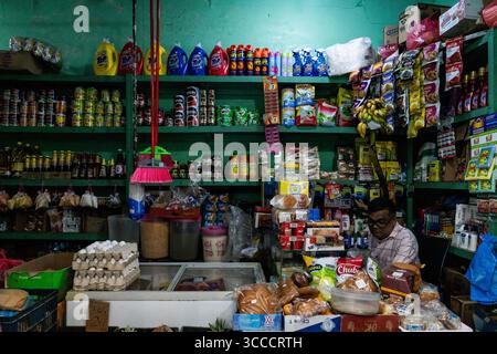 4. Dezember 2023, Bangkok, MalÃ, Malediven: Ein Ladenbesitzer prüft seinen Bestand in seinem Geschäft in MalÃ. Das tägliche Leben in MalÃ, Malediven, der Hauptstadt des Inselstaates im Indischen Ozean, deren Wirtschaft stark vom Tourismus abhängt. Die Bevölkerung des Landes umfasst viele ausländische Staatsangehörige, die aus Nationen weltweit arbeiten, darunter die Philippinen, Myanmar, Sri Lanka und Indien. die Bevölkerung ist überwiegend muslimisch. (Kreditbild: © Matt Hunt/ZUMA Press Wire) Stockfoto