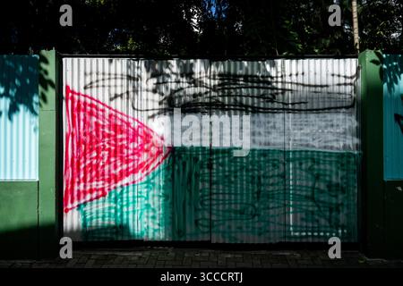 4. Dezember 2023, Bangkok, MalÃ, Malediven: Eine palästinensische Flagge ist auf der Straße in MalÃ gemalt. Das tägliche Leben in MalÃ, Malediven, der Hauptstadt des Inselstaates im Indischen Ozean, deren Wirtschaft stark vom Tourismus abhängt. Die Bevölkerung des Landes umfasst viele ausländische Staatsangehörige, die aus Nationen weltweit arbeiten, darunter die Philippinen, Myanmar, Sri Lanka und Indien. die Bevölkerung ist überwiegend muslimisch. (Kreditbild: © Matt Hunt/ZUMA Press Wire) Stockfoto