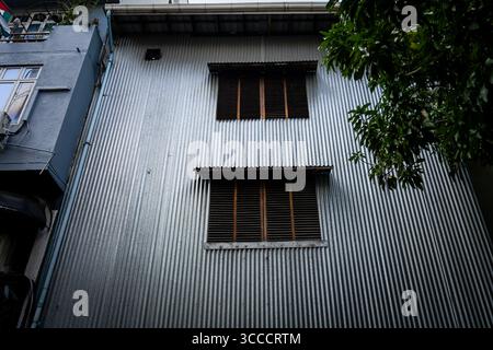 4. Dezember 2023, Bangkok, MalÃ, Malediven: Allgemeiner Blick auf ein Haus aus Wellblech in MalÃ. Das tägliche Leben in MalÃ, Malediven, der Hauptstadt des Inselstaates im Indischen Ozean, deren Wirtschaft stark vom Tourismus abhängt. Die Bevölkerung des Landes umfasst viele ausländische Staatsangehörige, die aus Nationen weltweit arbeiten, darunter die Philippinen, Myanmar, Sri Lanka und Indien. die Bevölkerung ist überwiegend muslimisch. (Kreditbild: © Matt Hunt/ZUMA Press Wire) Stockfoto