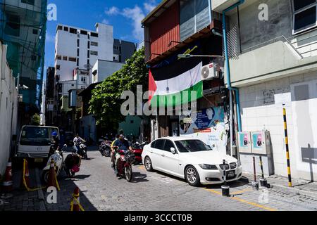 4. Dezember 2023, Bangkok, MalÃ, Malediven: Menschen fahren mit einem Motorrad an einer großen palästinensischen Flagge in MalÃ vorbei. Das tägliche Leben in MalÃ, Malediven, der Hauptstadt des Inselstaates im Indischen Ozean, deren Wirtschaft stark vom Tourismus abhängt. Die Bevölkerung des Landes umfasst viele ausländische Staatsangehörige, die aus Nationen weltweit arbeiten, darunter die Philippinen, Myanmar, Sri Lanka und Indien. die Bevölkerung ist überwiegend muslimisch. (Kreditbild: © Matt Hunt/ZUMA Press Wire) Stockfoto