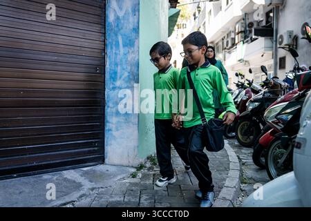 4. Dezember 2023, Bangkok, MalÃ, Malediven: Kinder haben auf dem Heimweg von der Schule in MalÃ die Ecke geknackt. Das tägliche Leben in MalÃ, Malediven, der Hauptstadt des Inselstaates im Indischen Ozean, deren Wirtschaft stark vom Tourismus abhängt. Die Bevölkerung des Landes umfasst viele ausländische Staatsangehörige, die aus Nationen weltweit arbeiten, darunter die Philippinen, Myanmar, Sri Lanka und Indien. die Bevölkerung ist überwiegend muslimisch. (Kreditbild: © Matt Hunt/ZUMA Press Wire) Stockfoto