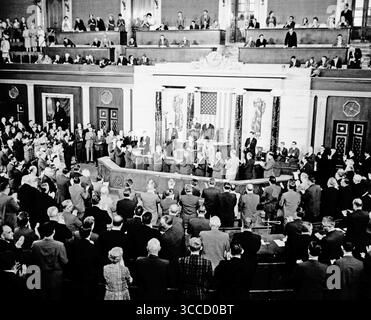 Die Gemini-5 Crew, die Astronauten L. Gordon Cooper Jr., Kommandopilot, und Charles Conrad Jr., Pilot, erhalten Standing Ovations während ihres Besuchs im Repräsentantenhaus der USA am 14. September 1965, nachdem sie eine achttägige Mission im Weltraum aufgestellt hatten. Stockfoto