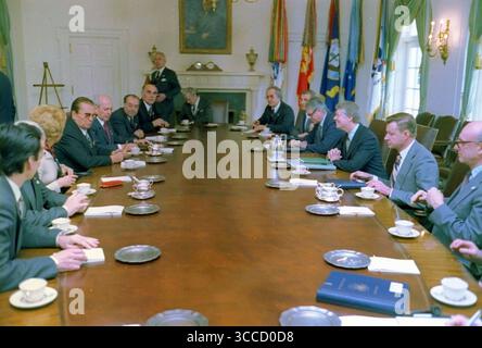 Josip Tito und Jimmy Carter halten Sie ein Treffen zwischen USA und jugoslawischen Beamten. Stockfoto