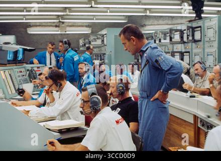21 Aug. 1965) --- Ansicht des Mission Control Center in Cape Kennedy, Florida, kurz nachdem die Gemini-5 am 21. August 1965 von Pad 19 aus gestartet wurde. Rechts steht Astronaut Donald K. Slayton, stellvertretender Direktor für Flugbesatzungsoperationen, bemannte Raumfahrzeuge. Sitzt (mit dunklem Hemd) der Astronaut Russell L. Schweickart. Weitere Mitarbeiter der NASA und McDonnell Aircraft Col. Überwachen den Flugverlauf. Stockfoto
