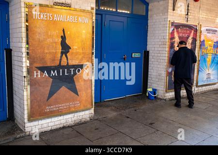 West End Theater Show Poster im Herzen von Londons Theatreland am 8. August 2025 in London, Großbritannien. Das West End Theater ist ein professionelles Haupttheater, das in den großen Theatern in und in der Nähe des West End of London, das auch als Theatreland bezeichnet wird, aufgeführt wird. Das West End Theater wird in der Regel als das höchste Niveau des kommerziellen Theaters angesehen. Stockfoto