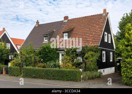 Häuser in der finnischen Siedlung (Finnensiedlung) im Kölner Hoehenhaus. Die Wohnsiedlung, komplett als gebaut Stockfoto
