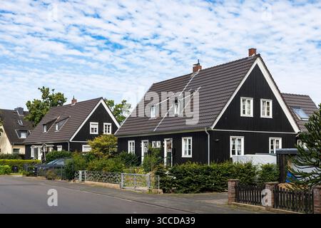Häuser in der finnischen Siedlung (Finnensiedlung) im Kölner Hoehenhaus. Die Wohnsiedlung, komplett als gebaut Stockfoto