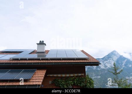 Photovoltaik-Panels und Solaranlage für saubere Energie auf einem gekachelten Dach Stockfoto