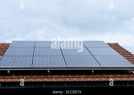 Solarpaneele auf dem Dach des Hauses mit Himmel installiert Stockfoto