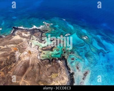 Atemberaubender Blick aus der Vogelperspektive auf das türkisfarbene Wasser und die vulkanische Landschaft der isla de lobos, einem geschützten Naturpark in der Nähe von fuerteventura auf der kanarischen Insel Stockfoto
