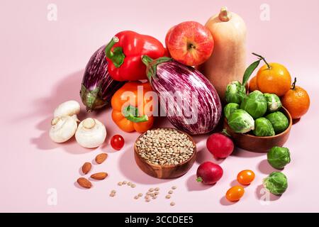 Vegane Karte mit frischem Herbstgemüse der Saison, veganes Herbststillleben auf rosa, Kopierraum Stockfoto