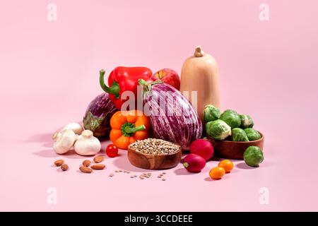 Vegane Karte mit frischem Herbstgemüse der Saison, veganes Herbststillleben auf rosa, Kopierraum Stockfoto