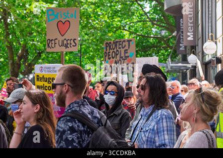 Anti-Rassismus-Aktivisten stehen vor dem Mercure Brigstow Hotel und nehmen an einem Gegenprotest gegen einen Anti-Asyl-Protest in Bristol 08/25 Teil Stockfoto