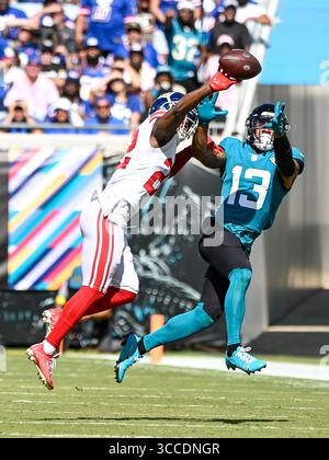 23. Oktober 2022: New York Giants Cornerback Adoree’ Jackson (22) schlägt den Ball für den Jacksonville Jaguars Wide Receiver Christian Kirk (13) während eines Spiels in Jacksonville, FL. Romeo T Guzman/CSM. (Foto: © Romeo Guzman/CSM via ZUMA Press Wire) Stockfoto