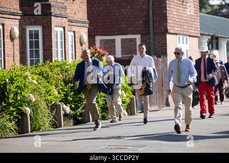 MCC-Mitglieder laufen in Lord's Cricket Ground für das England gegen Indien Test Match, um sich die Plätze in den Mitgliederbereichen in London, Großbritannien, zu sichern Stockfoto
