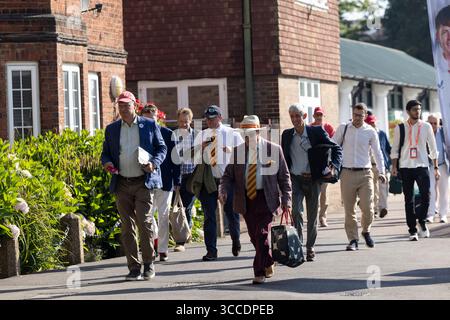 MCC-Mitglieder laufen in Lord's Cricket Ground für das England gegen Indien Test Match, um sich die Plätze in den Mitgliederbereichen in London, Großbritannien, zu sichern Stockfoto