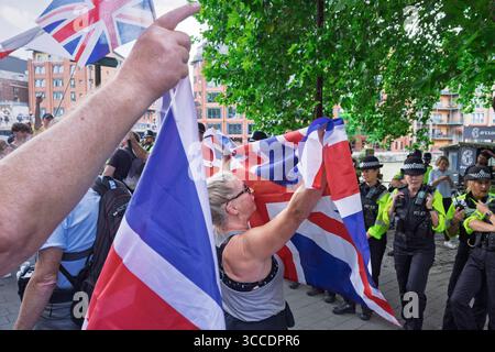 Stoppen Sie die Boote / stoppen Sie die Einwanderung Demonstranten nehmen an einem Protest vor einem Hotel Teil, das Asylsuchende in Bristol, Großbritannien, beherbergt. August 2025 Stockfoto
