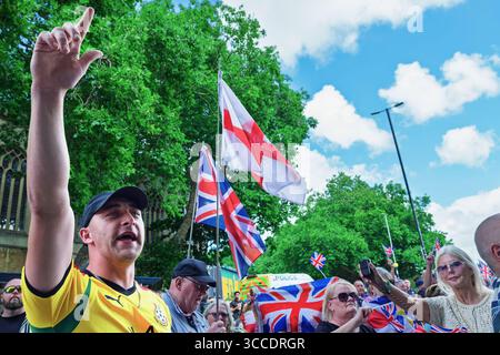 Stoppen Sie die Boote / stoppen Sie die Einwanderung Demonstranten nehmen an einem Protest vor einem Hotel Teil, das Asylsuchende in Bristol, Großbritannien, beherbergt. August 2025 Stockfoto