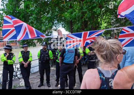 Stoppen Sie die Boote / stoppen Sie die Einwanderung Demonstranten nehmen an einem Protest vor einem Hotel Teil, das Asylsuchende in Bristol, Großbritannien, beherbergt. August 2025 Stockfoto