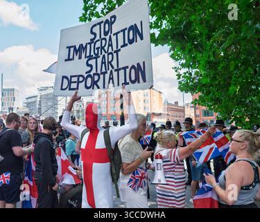 Stoppen Sie die Boote / stoppen Sie die Einwanderung Demonstranten nehmen an einem Protest vor einem Hotel Teil, das Asylsuchende in Bristol, Großbritannien, beherbergt. August 2025 Stockfoto