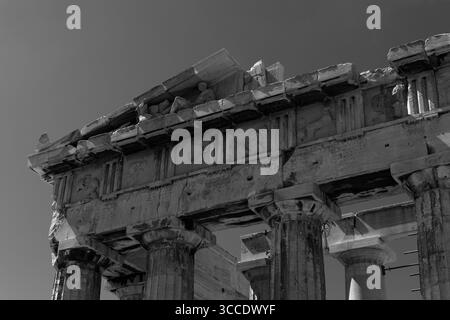 Blick auf den Parthenon auf der Akropolis in Athen, Griechenland, an einem hellen Sommertag mit klarem blauen Himmel, der klassische Architektur hervorhebt. Stockfoto