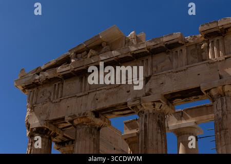 Blick auf den Parthenon auf der Akropolis in Athen, Griechenland, an einem hellen Sommertag mit klarem blauen Himmel, der klassische Architektur hervorhebt. Stockfoto
