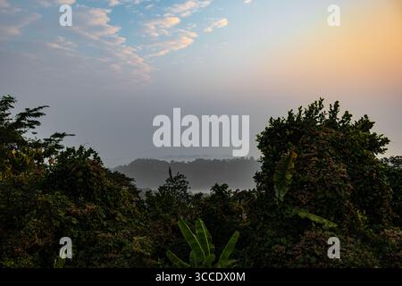 Früh morgens im Sajek-Tal mit dicken Wolken Stockfoto