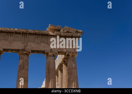 Blick auf den Parthenon auf der Akropolis in Athen, Griechenland, an einem hellen Sommertag mit klarem blauen Himmel, der klassische Architektur hervorhebt. Stockfoto