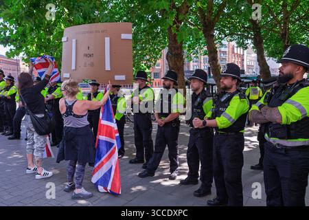Stoppen Sie die Boote / stoppen Sie die Einwanderung Demonstranten nehmen an einem Protest vor einem Hotel Teil, das Asylsuchende in Bristol, Großbritannien, beherbergt. August 2025 Stockfoto