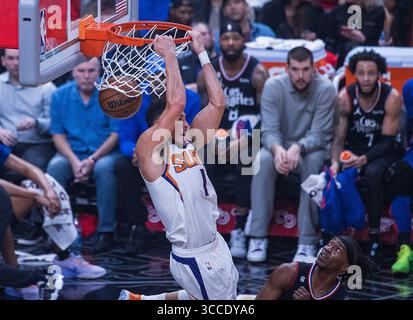 15. Dezember 2022, Los Angeles, Kalifornien, USA: Devin Booker #1 der Phoenix Suns stürzt den Ball während ihres NBA-Spiels gegen die Los Angeles Clippers am Donnerstag, den 15. Dezember 2022, in der Crypto.com Arena in Los Angeles, Kalifornien. Clippers verlieren gegen Sonnen, 95-111. ARIANA RUIZ/PI (Bild: © Prensa Internacional via ZUMA Press Wire) Stockfoto