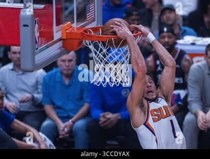 15. Dezember 2022, Los Angeles, Kalifornien, USA: Devin Booker #1 der Phoenix Suns stürzt den Ball während ihres NBA-Spiels gegen die Los Angeles Clippers am Donnerstag, den 15. Dezember 2022, in der Crypto.com Arena in Los Angeles, Kalifornien. Clippers verlieren gegen Sonnen, 95-111. ARIANA RUIZ/PI (Bild: © Prensa Internacional via ZUMA Press Wire) Stockfoto