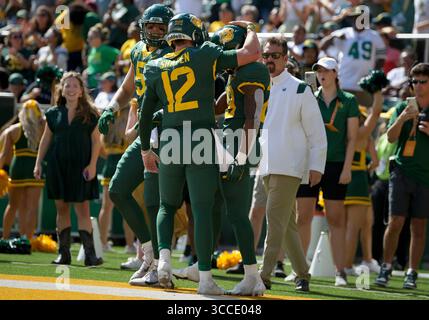 22. Oktober 2022: Baylor Bears Quarterback Blake Shapen (12), Baylor Bears Linebacker Dillon Doyle (5) und Baylor Bears Running Back Richard Reese (29) feiern einen Touchdown während der 2. Hälfte des NCAA Football-Spiels zwischen den Kansas Jayhawks und Baylor Bears im McLane Stadium in Waco, Texas. Matthew Lynch/CSM (Foto: © Matthew Lynch/CSM via ZUMA Press Wire) Stockfoto