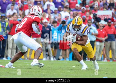 22. Oktober 2022: LSU Running Back Josh Williams (27) versucht, Ole Miss Verteidiger Troy Brown (8) während der NCAA-Football-Action zwischen den Ole Miss Rebels und den LSU Tigers im Tiger Stadium in Baton Rouge, LA, zu meiden. Jonathan Mailhes/CSM (Kreditbild: © Jonathan Mailhes/CSM via ZUMA Press Wire) Stockfoto