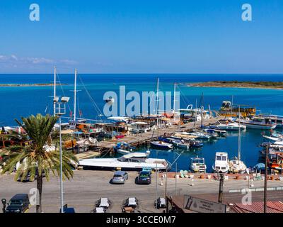 Blick auf den Hafen von Famagusta in der Türkischen Republik Nordzypern im östlichen Mittelmeer. Stockfoto