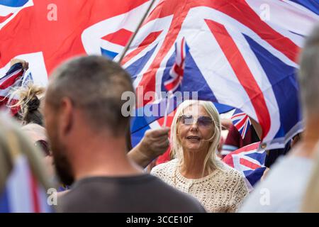 Stoppen Sie die Boote / stoppen Sie die Einwanderung Demonstranten nehmen an einem Protest vor einem Hotel Teil, das Asylsuchende in Bristol, Großbritannien, beherbergt. August 2025 Stockfoto