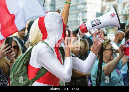 Stoppen Sie die Boote / stoppen Sie die Einwanderung Demonstranten nehmen an einem Protest vor einem Hotel Teil, das Asylsuchende in Bristol, Großbritannien, beherbergt. August 2025 Stockfoto