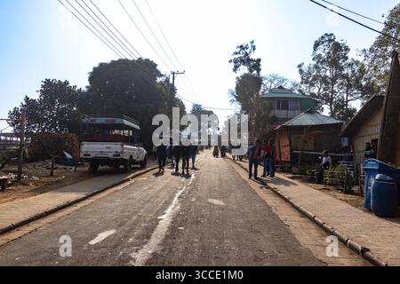 Gewundene Straße durch üppig grüne Berghügel Stockfoto