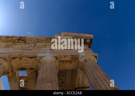 Blick auf das Propyläen-Tor zur Akropolis in Athen, Griechenland, unter einem hellblauen Himmel, der klassische Architektur und Geschichte hervorhebt. Stockfoto