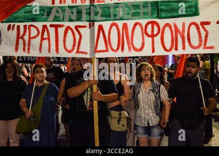 Athen, Griechenland, 10. August 2025. Die Demonstranten halten ein Banner mit der Aufschrift „mörderischer Staat“ während eines Protestes, der den Hunger in Gaza und die Ankunft israelischer Soldaten verurteilt, die in Griechenland Urlaub machen. Die Rallye war eine von mehr als 100 ähnlichen Veranstaltungen, die am selben Tag in ganz Griechenland stattfanden. Quelle: Dimitris Aspiotis/Alamy Live News Stockfoto