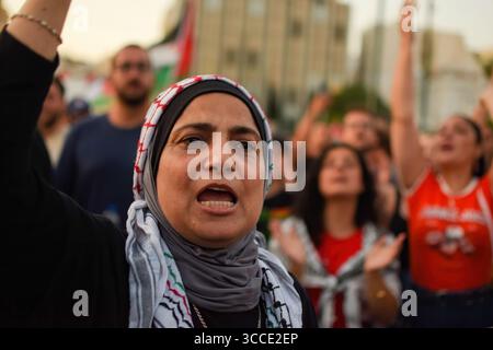 Athen, Griechenland, 10. August 2025. Ein Demonstrant, der einen palästinensischen Keffiyeh trägt, singt Parolen vor dem Parlament während eines Protestes, der den Hunger in Gaza und die Ankunft israelischer Soldaten verurteilt, die in Griechenland Urlaub machen. Die Rallye war eine von mehr als 100 ähnlichen Veranstaltungen, die am selben Tag in ganz Griechenland stattfanden. Quelle: Dimitris Aspiotis/Alamy Live News Stockfoto