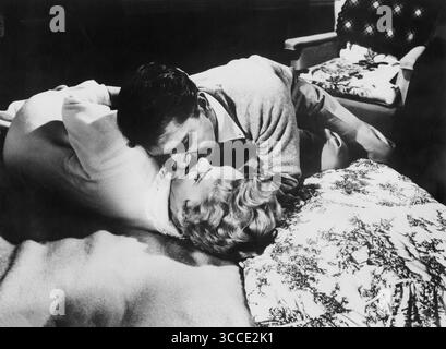 USA: Richard Conte, Judy Holliday, am Set des Films, ''Full of Life'', Columbia Pictures, 1956 (Credit Image: © JT Vintage/Glasshouse Via ZUMA Press Wire) Stockfoto