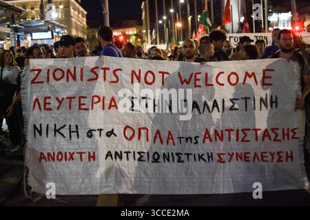 Athen, Griechenland, 10. August 2025. Die Demonstranten halten ein Banner mit der Aufschrift „Zionisten nicht willkommen“ während eines Protestes, der den Hunger in Gaza und die Ankunft israelischer Soldaten verurteilt, die in Griechenland Urlaub machen. Die Rallye war eine von mehr als 100 ähnlichen Veranstaltungen, die am selben Tag in ganz Griechenland stattfanden. Quelle: Dimitris Aspiotis/Alamy Live News Stockfoto